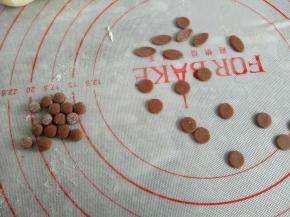 如图所示压15个厚点的小圆，再压一些薄点的圆