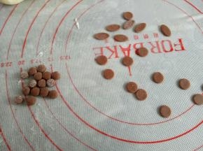 如图所示压15个厚点的小圆，再压一些薄点的圆