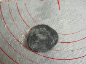 5克白面团揉入竹炭粉，擀成薄片