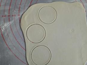 剩下的白色面团擀成薄片，压几个大点的圆