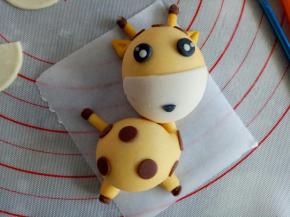 如图所示，将所有配件都粘合好