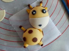 如图所示，将所有配件都粘合好