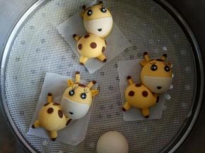 发酵到位后，开水上锅蒸10-15分钟，关火闷5分钟