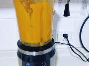 蒸熟的南瓜晾凉，放入破壁机中，打成南瓜泥即可。