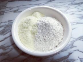 面粉与奶粉放一个大口器具中。