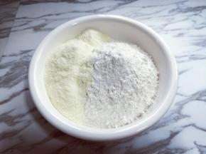 面粉与奶粉放一个大口器具中。
