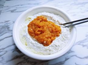 将南瓜泥放入面粉器具中，酵母粉用少量温水溶解，分次加入面粉中，搅拌成絮状，揉成面团。