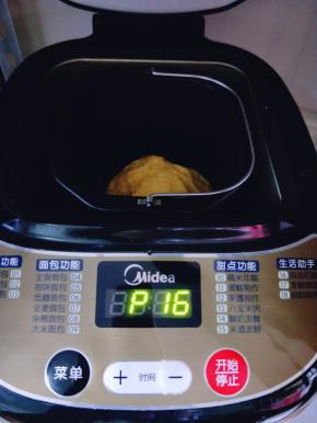 启动面包机，自动和面功能，揉面20分钟，2 0分钟后启动面包机发酵功能。时间为:面包机自动是1:30。