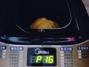 启动面包机，自动和面功能，揉面20分钟，2 0分钟后启动面包机发酵功能。时间为:面包机自动是1:30。