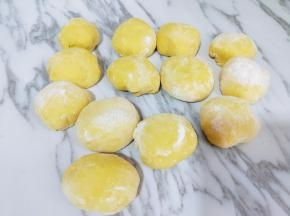 揉圆，分割等份的小面团，盖上保鲜膜松弛10分钟。