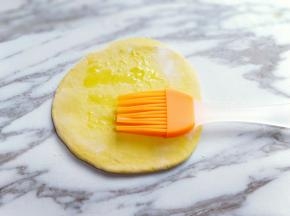 再刷上薄薄一层食用油。