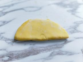 将面皮对折。如图