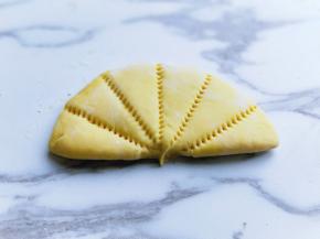 再用干净的梳子压出印记，如图。