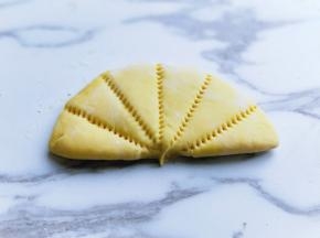 再用干净的梳子压出印记，如图。