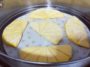 依次做好，放入垫有蒸布的蒸锅中，二发。