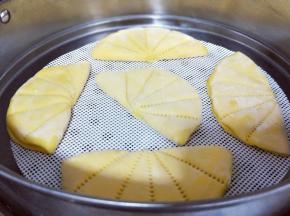 依次做好，放入垫有蒸布的蒸锅中，二发。