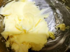 软化好的黄油用刮刀跟糖粉拌匀
然后用电动打蛋器中高速打发