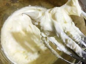 最后打发至颜色变浅体积变大，呈鸡尾状即可