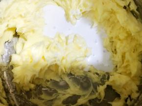 分三次加入椰浆，每加入一次都要打发均匀后再加下一次