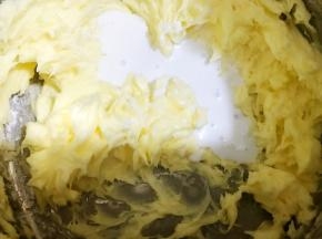 分三次加入椰浆，每加入一次都要打发均匀后再加下一次