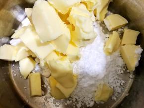 糖粉加入盆里，黄油切小粒软化