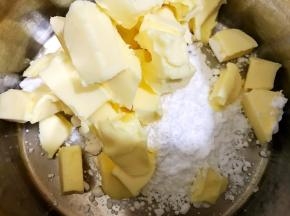 糖粉加入盆里，黄油切小粒软化