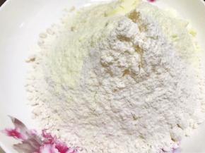 低粉，高粉，奶粉，玉米淀粉，杏仁粉称量混合均匀