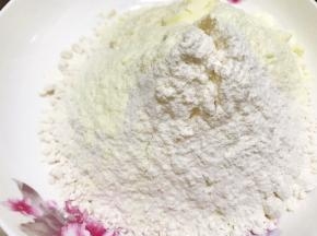低粉，高粉，奶粉，玉米淀粉，杏仁粉称量混合均匀