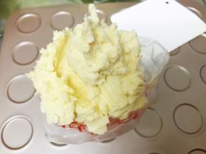 裱花袋里装入曲奇嘴，再装入曲奇面糊