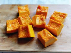 首先将南瓜去皮洗干净，切小块。