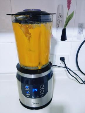 蒸熟的南瓜晾凉后放入破壁机中，打成南瓜泥。