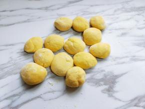 将发酵好的面团取出排气，分割成等份的小面团。（面团大小与饺子皮相同）