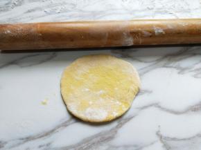 取一块小面团，用擀面杖擀皮。