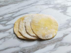 擀好的皮沾些干面粉。