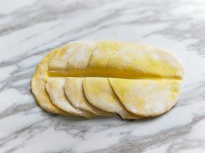 5张皮放一起，用筷子在面皮中间压一下，如图。