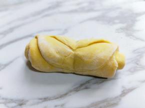 从上往下卷起来。