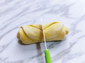 用锋利的水果刀从中间切开，如图