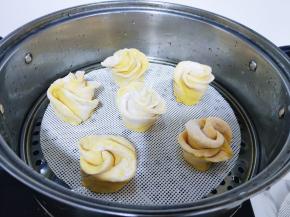 依次做好，放入蒸锅中，二次发酵（蒸锅一次加足够的水量）