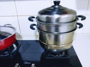 现在天热，发酵10分钟，中火蒸13分钟，关火焖3分钟。