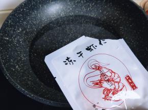 锅中加入水烧开，将冻干虾仁倒入沸水中。