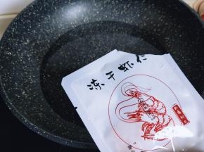 锅中加入水烧开，将冻干虾仁倒入沸水中。