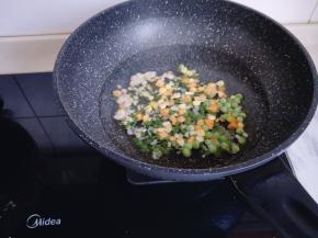 再加入玉米粒，葱花，菌菇。