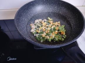 再加入玉米粒，葱花，菌菇。