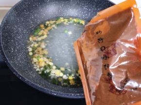 再加入叻沙酱，小火5分钟。