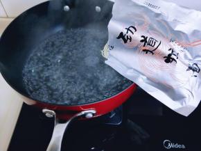 烧水煮面，水开后下面。煮2-3分钟即可。