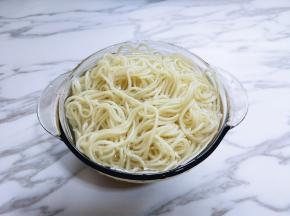 拉面捞出过冷水。再加入汤底。