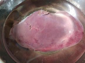 猪肝泡清水中30分钟