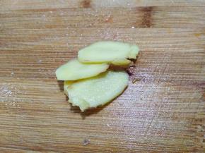 1/2的生姜切两片