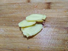 1/2的生姜切两片