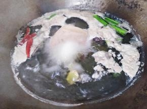 猪肝煮至水沸